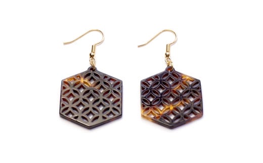 【べっ甲】亀甲型ピアス（七宝）