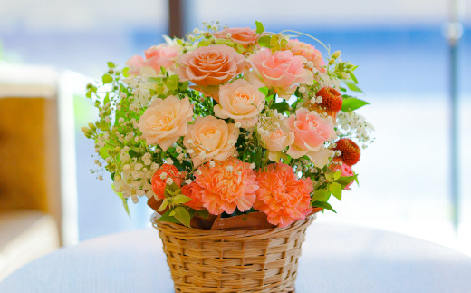 【年4回定期便】ピンクバラと季節のアレンジメント