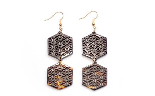 【べっ甲】亀甲型二連ピアス（麻の葉）