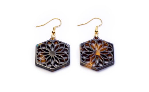 【べっ甲】亀甲型ピアス（手毬）