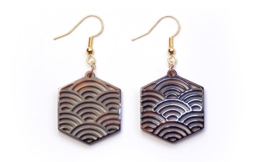 【べっ甲】亀甲型ピアス（青海波）