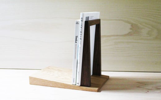傾斜のある 本立て 無垢材