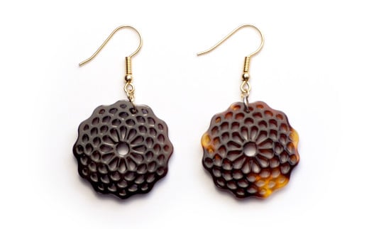 【べっ甲】菊花模様・小輪 ピアス