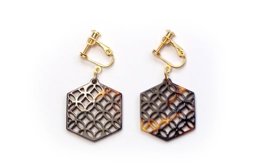 【べっ甲】亀甲型イヤリング（七宝）