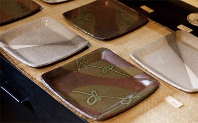 BA033島原の地力を宿した　素朴で味わい深い陶器　掛け分け四方皿(白色)