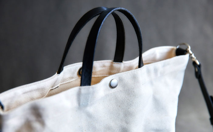 レザー×キャンバス トートバッグ ブラック M / 2WAY レザー トート トートバッグ ショルダー ショルダーバッグ 鞄 かばん マザーズバッグ 通勤 通学 BAG bag バック バッグ 革 ギフト / 諫早市 / 伊東製靴店 / [AHCN008]