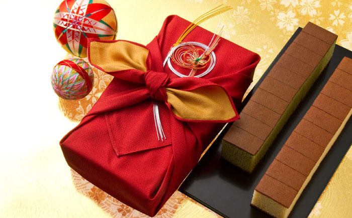 風呂敷包み ギフト カステラ 2本 詰合せ (幸せの黄色いカステラ・抹茶) 水引飾り付き 詰め合わせ 0.6号  / かすてら 卵 人気 長崎 おやつ / 大村市 / 心泉堂[ACYU013]