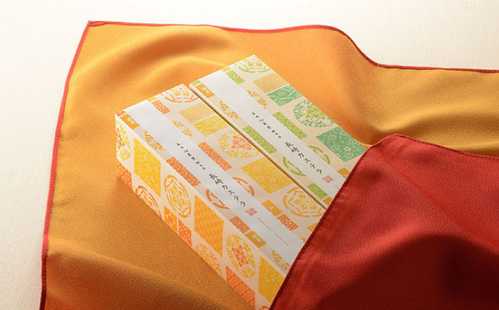 風呂敷包み ギフト カステラ 2本 詰合せ (幸せの黄色いカステラ・抹茶) 水引飾り付き 詰め合わせ 0.6号  / かすてら 卵 人気 長崎 おやつ / 大村市 / 心泉堂[ACYU013]