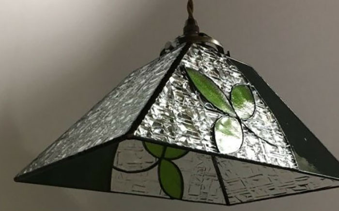 ペンダント型 ランプ ・ 葉っぱ 吊り下げランプ / ガラス ランプ 照明 カラフル おしゃれ / 大村市 / ステンドグラス工房ウォークオン[ACZT019]
