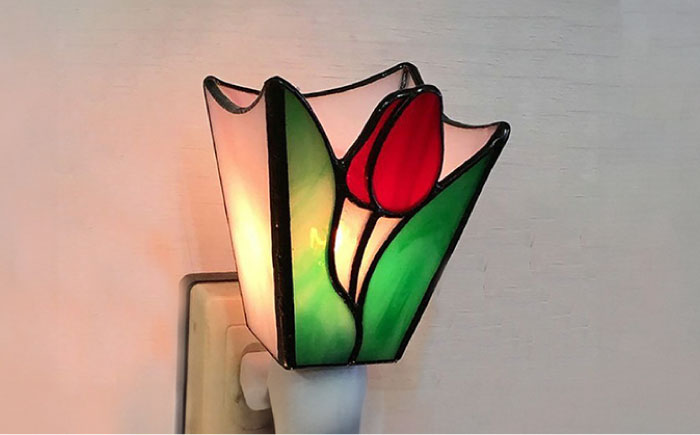 おやすみ ランプ （チューリップ） 横70×縦80mm ステンドグラス 赤 / 照明 ライト ランプ ステンドグラス / 大村市 / ステンドグラス工房ウォークオン [ACZT007]