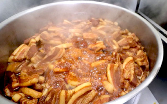 【6回定期便】 大とろ角煮まんじゅう 10個 化粧箱入り 大村市 岩崎本舗 [ACAH024]