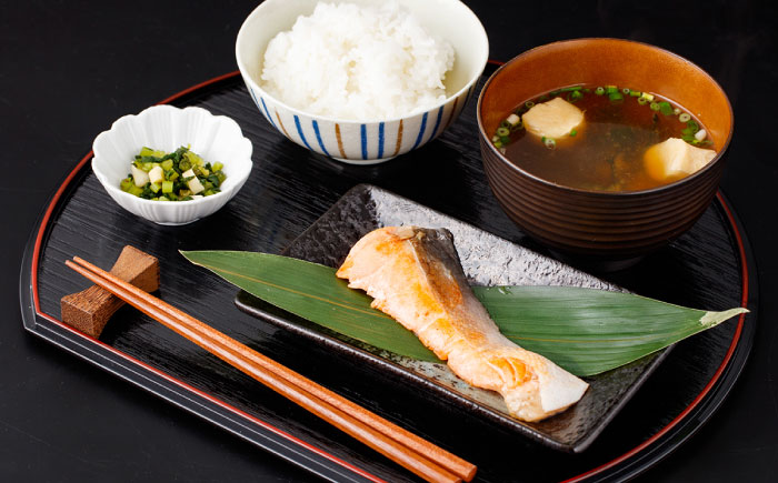 骨取り銀鮭 2kg（500g×4袋）/ 骨なし 骨取り 下処理不要 子ども 安心 冷凍 鮭 銀鮭 サケ さけ しゃけ シャケ 切身 切り身 / 大村市 / かとりストアー [ACAN113]