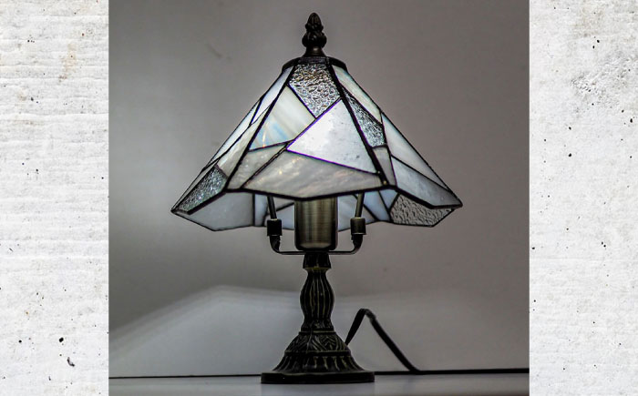 スタンド型 ランプ 「 色彩 」 白 / 照明 ライト ランプ ステンドグラス / 大村市 / ステンドグラス工房ウォークオン [ACZT020]