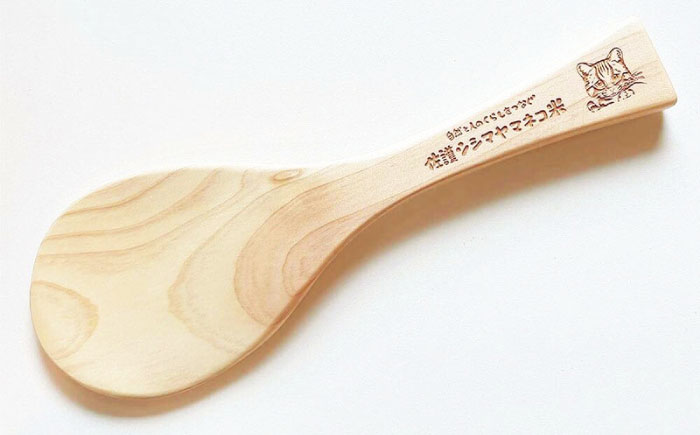 佐護 ツシマヤマネコ 米 5kg × 対馬ひのき しゃもじ セット《対馬市》【一般社団法人MIT】 玄米 対馬 精米 常温 産地直送 [WAP019]