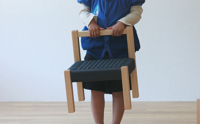 対馬ヒノキ の キッズチェア （ ブラック ）《対馬市》【家具製作所kiiro】 チェア 椅子 家具 ヒノキ [WAL013]