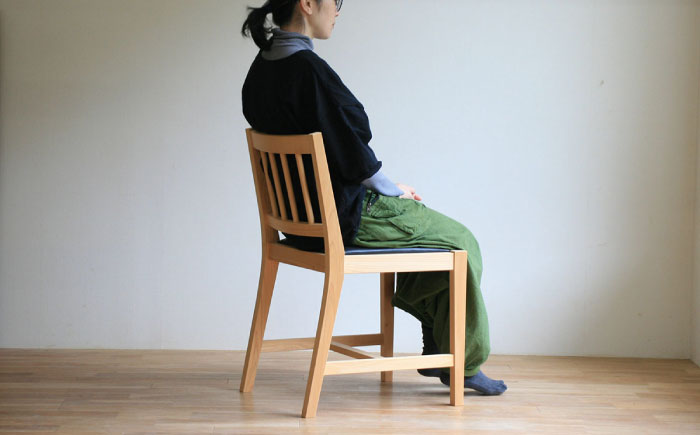対馬ヒノキのダイニングチェア（牛革座面） 《対馬市》 【家具製作所kiiro】 [WAL032]