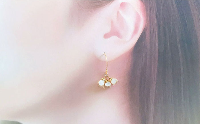 小さな小さな 鈴蘭 の ピアス 【合同会社かもめ】《対馬市》対馬 スズラン 白い フラワー フック おしゃれ アクセサリー プレゼント [WBP010]