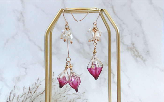 幻想的な 鬼灯 (ほおずき)淡水 真珠 の 耳飾り ( ピアス ・ イヤリング 選択可能)【合同会社かもめ】《対馬市》ジュエリー フック おしゃれ アクセサリー プレゼント [WBP008]