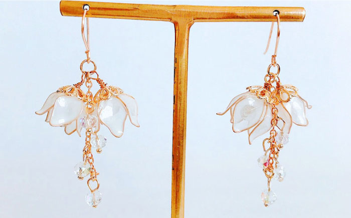 対馬の小さな 白い 鈴蘭 の 耳飾り ( ピアス ・ イヤリング 選択可能)【合同会社かもめ】《対馬市》すずらん スズラン 季節の花 フック おしゃれ アクセサリー プレゼント [WBP009]