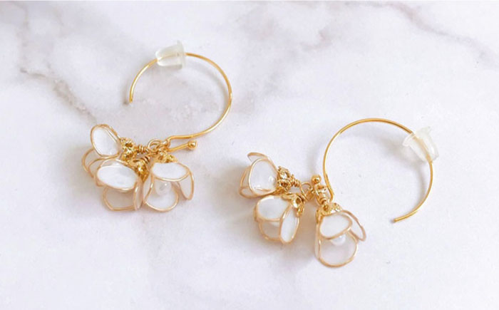 小さな小さな 鈴蘭 の ピアス 【合同会社かもめ】《対馬市》対馬 スズラン 白い フラワー フック おしゃれ アクセサリー プレゼント [WBP010]