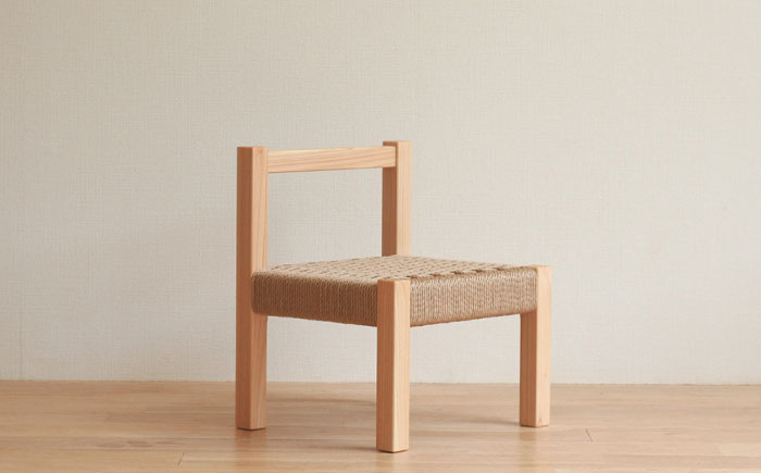 対馬ヒノキ の キッズチェア （ ベージュ ）《対馬市》【家具製作所kiiro】 チェア 椅子 家具 ヒノキ [WAL012]