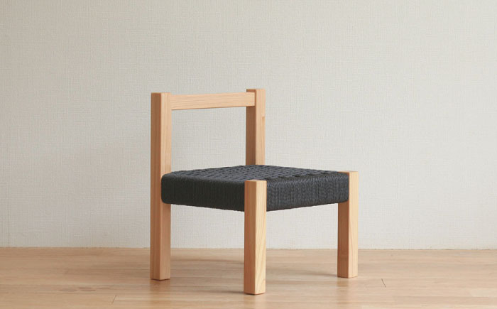 対馬ヒノキ の キッズチェア （ ブラック ）《対馬市》【家具製作所kiiro】 チェア 椅子 家具 ヒノキ [WAL013]