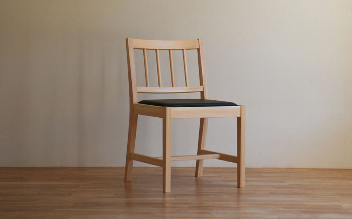 対馬ヒノキのダイニングチェア（牛革座面） 《対馬市》 【家具製作所kiiro】 [WAL032]