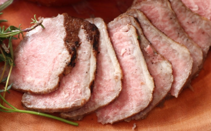 壱岐牛 ローストビーフ（メス）300g ≪壱岐市≫【こやま牧場】 冷凍配送 贅沢 肉 牝牛 雌牛 ギフト用 高級 [JGG001]