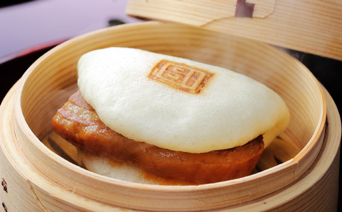 【全6回定期便】長崎角煮まんじゅう10個(箱)・大とろ角煮まんじゅう10個(箱)《壱岐市》【岩崎本舗】冷凍 豚 豚角煮 角煮饅頭 簡単調理 お取り寄せ [JHA004]