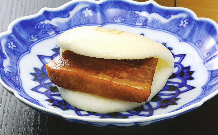 【全6回定期便】【化粧箱入り】長崎角煮まんじゅう （12個）＆ 大とろ角煮まんじゅう（10個）　《壱岐市》【岩崎本舗】冷凍 豚 豚角煮 角煮饅頭 簡単調理 おやつ お取り寄せ 長崎 [JHA059]