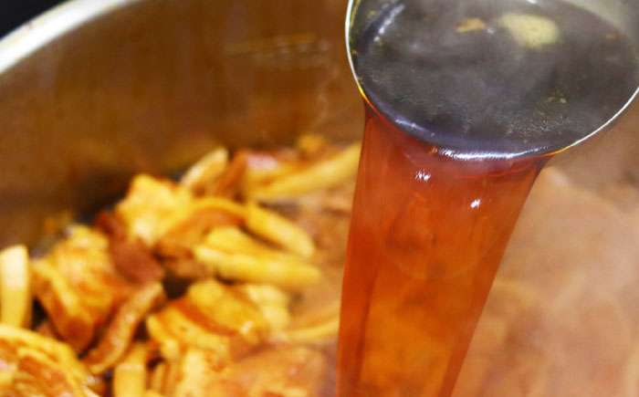 【全12回定期便】【化粧箱入り】長崎角煮まんじゅう 10個　《壱岐市》【岩崎本舗】冷凍 豚 豚角煮 角煮饅頭 簡単調理 おやつ お取り寄せ 長崎 [JHA025] 300000 300000円 30万円