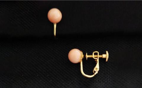 深海珊瑚ピンク丸玉イヤリング 五島市 / 出口さんご [PBK010]