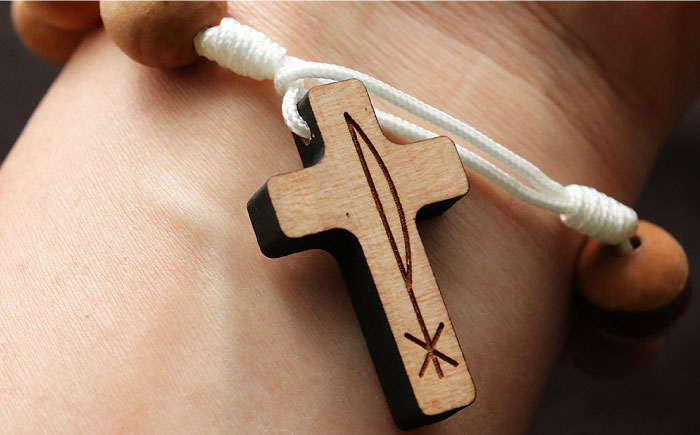 五島産 椿のロザリオブレスレット【ホワイト】男女兼用 つばき 天然木 アクセサリー 五島市/ロザリーマリア [PFE002]