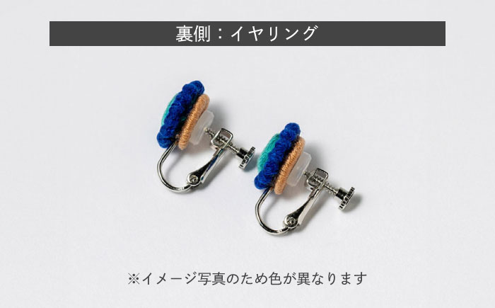 【ファクトリー製造の刺繍イヤリング raccan［ラッカン］】frame G『tenten』ブルー×サーモンピンク [CDX012]