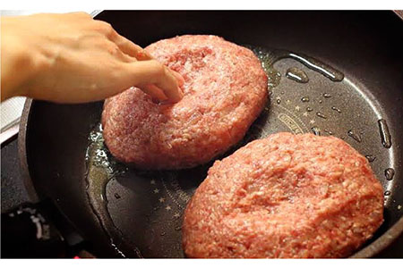 【6回定期便】鉄板焼き屋自慢の手ごね ハンバーグ オリジナル ソース付き 150g×5個 / ハンバーグ はんばーぐ 弁当 おかず 鉄板焼き / 南島原市 / はなぶさ [SCN098]