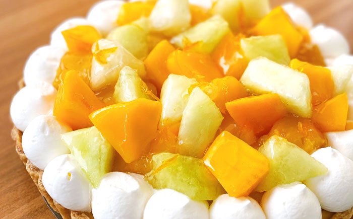 【2026年6月～発送】【マンゴー・メロン・パインを贅沢に】3種のトロピカルフルーツタルト / タルト ケーキ フルーツ マンゴー 18cm 南島原市 / アトリエジジ [SAA032]