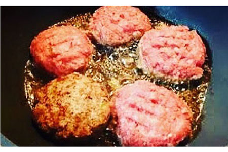 【3回定期便】鉄板焼き屋自慢の手ごね ハンバーグ オリジナル ソース付き 150g×5個 / ハンバーグ はんばーぐ 弁当 おかず 鉄板焼き / 南島原市 / はなぶさ [SCN097]