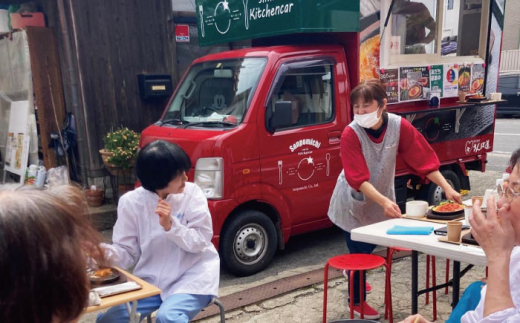 【川棚町内限定】キッチンカー で”小串トマトオムライス をお届け” スマイルトマト号出張プラン 10名様 [OCP001]