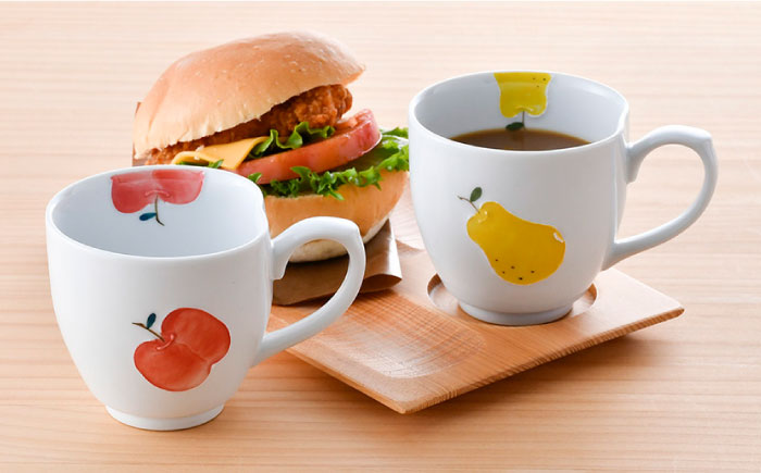 【波佐見焼】りんご・ラフランス マグカップ ペアセット【松幸陶芸】 [HB45]