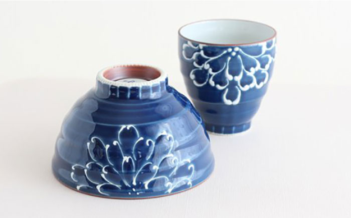 【波佐見焼】一珍菊 茶碗・湯呑 （青・赤） ペアセット【山下陶苑】 [PC41]