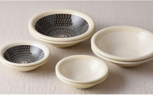 【波佐見焼】アイボリー飛び鉋（かんな）ほっこりボウル白・黒ペアセット 小鉢 ボウル 食器 食器 皿 【利左エ門窯】 [QB10]