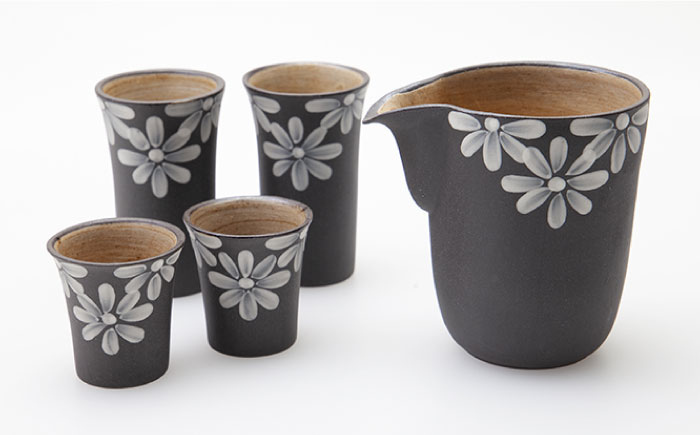 【波佐見焼】まろやかシリーズ 黒一珍 花絵 酒器 5点セット【國右エ門窯】 [VB12]