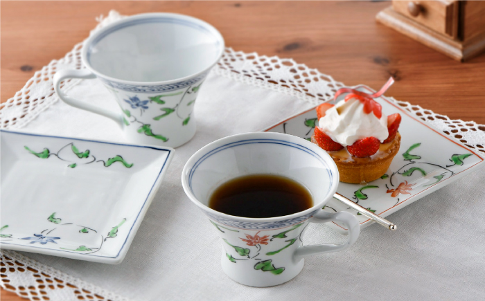 【波佐見焼】花唐草コーヒーカップペア マグカップ ケーキ皿 食器【一夢窯】 [XE05]