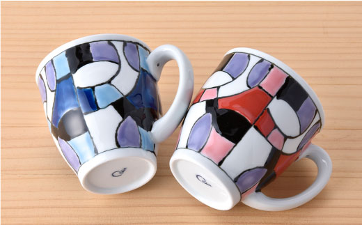 【波佐見焼】ステンドグラス柄 ペア マグカップ（青・赤）【大新窯】 [DC25]