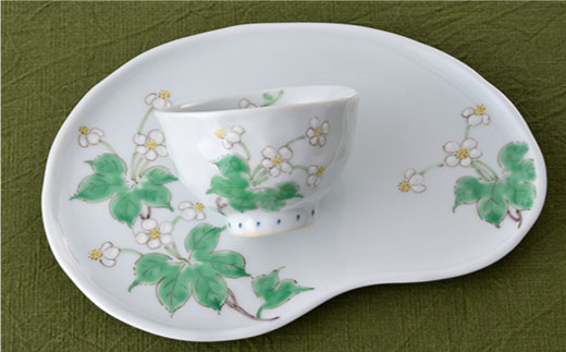 【波佐見焼】色絵野草紋小煎茶 湯呑み ソラマメ皿 プレート 2組揃い【藍水】 [GB14]