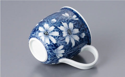 【波佐見焼】『2019年 現代の名工受賞！』染付 マグカップ コスモス（2個揃）【青以窯】 [HD02]