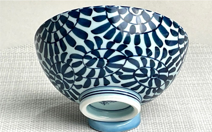 【波佐見焼】タコ唐草 夫婦 茶碗・ペア マグカップ・箸置き 青と赤 6個セット【大新窯】 [DC84]