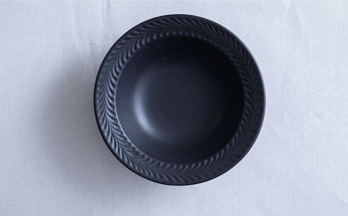 【波佐見焼】ローズマリー リムボウルM 2枚セット マットブラック・アイボリー 食器 皿【翔芳窯】 [FE262]