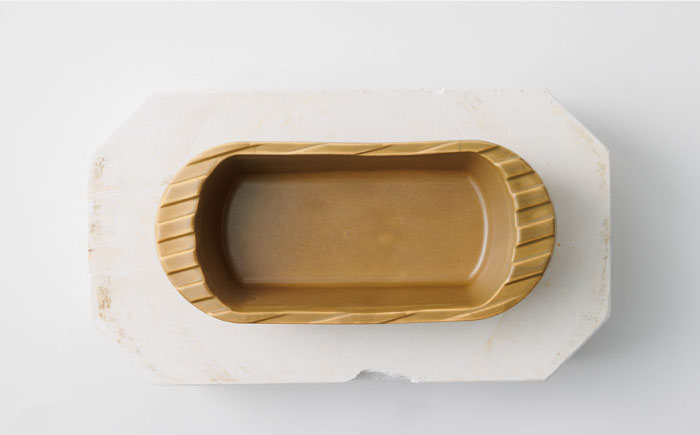 【波佐見焼】【直火OK！陶器のキャンプ用品】hime クッキングギア OVAL  solo（カーキ）食器 皿【藍染窯】 [JC167]