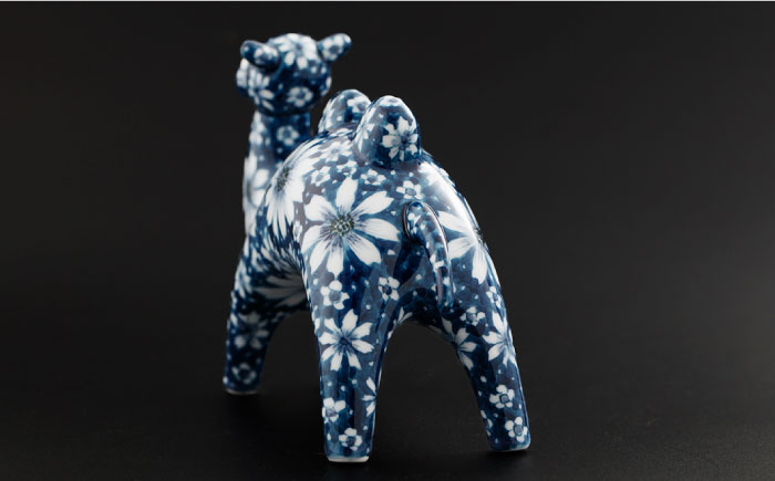 【波佐見焼】染付 ラクダ インテリア 花模様 置物大【ふきの陶】 [NF05]